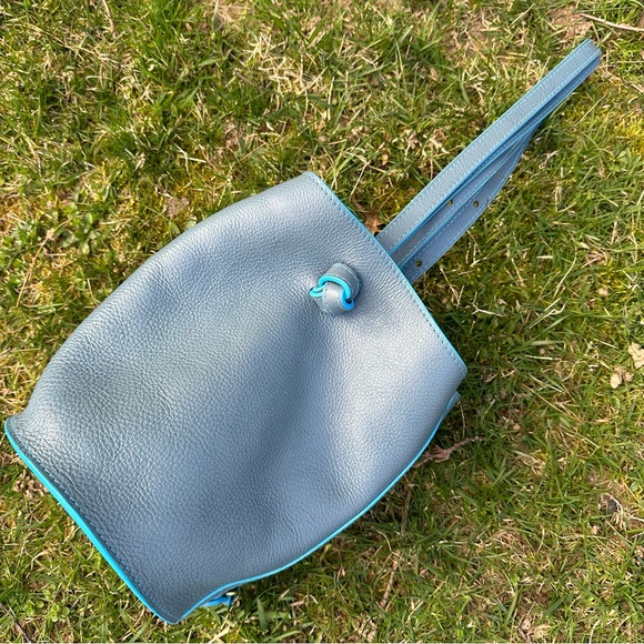 Lindquist Object Small Cyl in Roy blue - Picture 6 of 16